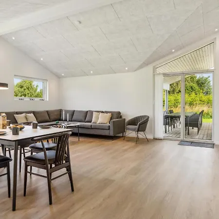 4 Bedroom Pet Friendly In *